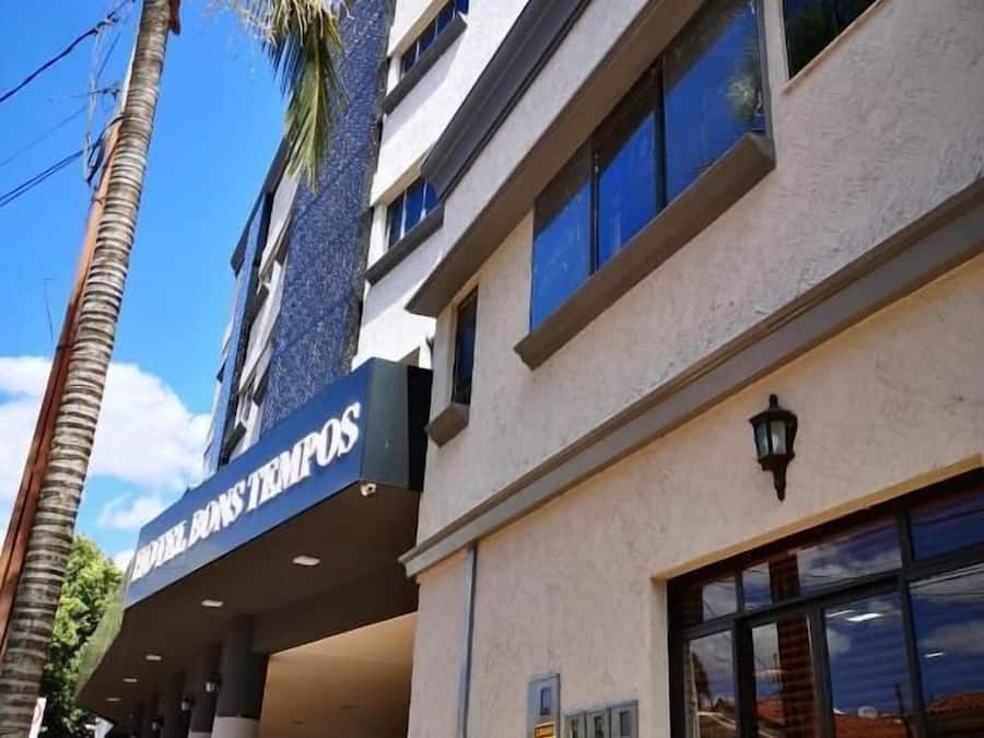 Entrada de un hotel con un letrero que dice "HOTEL BON TEMPOS".