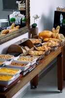 Desayuno completo gratuito y diario