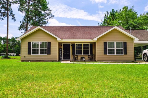 This is a 3 bedroom and 2 bath house located in a quiet neighborhood with love.