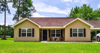 This is a 3 bedroom and 2 bath house located in a quiet neighborhood with love.