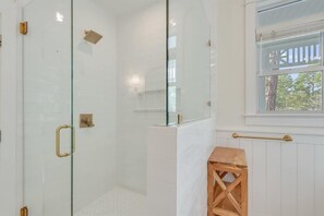 Ensemble baignoire-douche, séchoir à cheveux, serviettes fournies