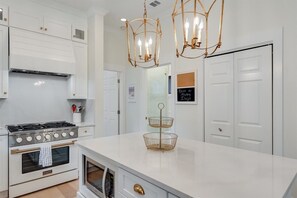 Fridge, microwave, oven, stovetop - Making Memories- Spacious Retreat with 4 Bikes (Santa Rosa Beach)