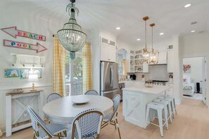 Dining - Making Memories- 4 Bikes- Just Renovated! (Santa Rosa Beach)