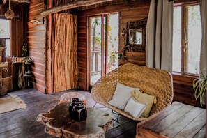 Premium bedding, down comforters, individually decorated - ANAND Ecoaldea (Leona Vicario)