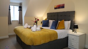 Classic House | 3 bedrooms, memory foam beds, desk, laptop workspace - Astley House 3 bed spacious home (Leicester)