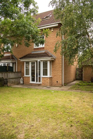 Classic House | Garden view - Astley House 3 bed spacious home (Leicester)