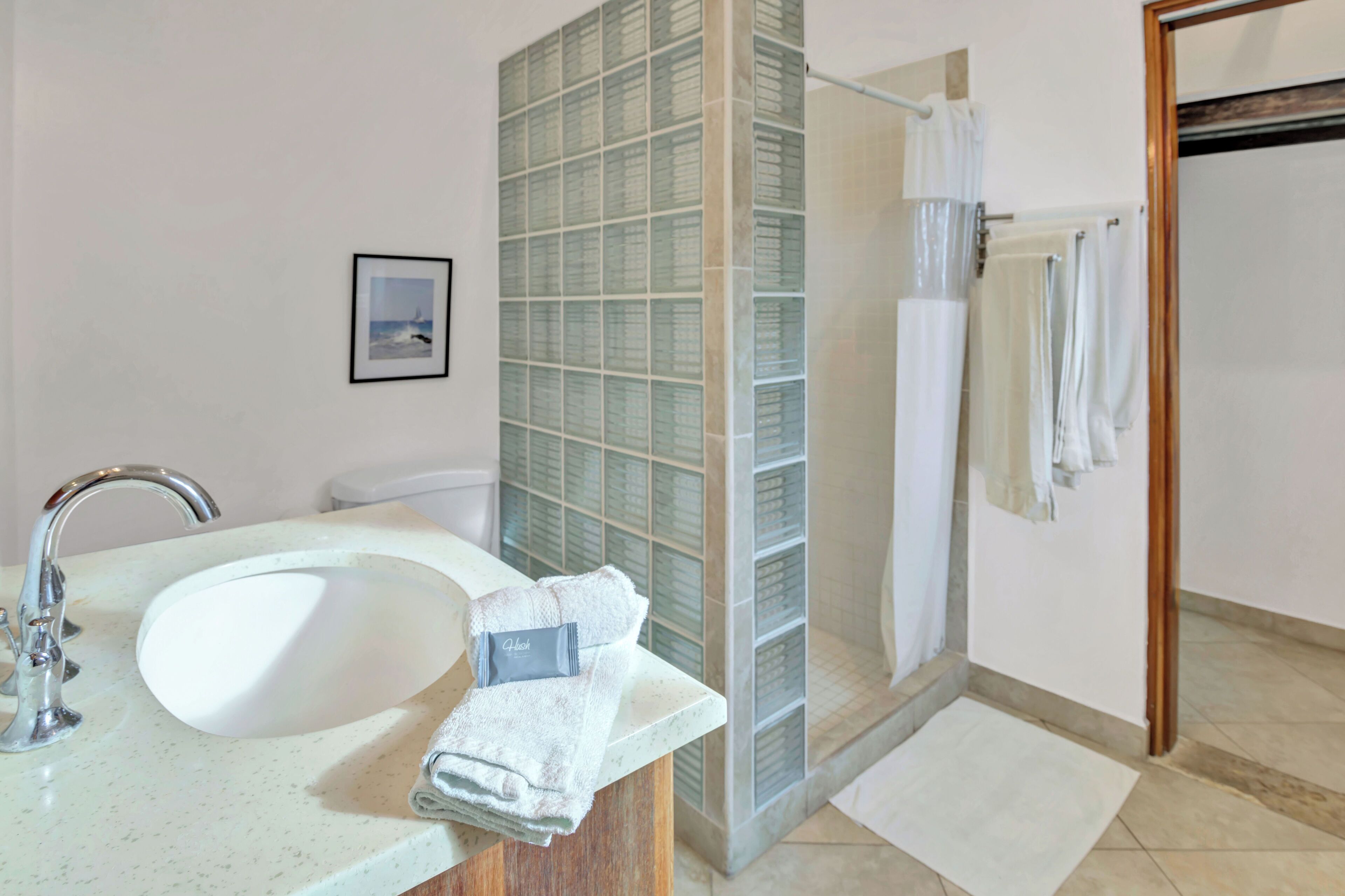 Betten mit Memory-Foam-Matratzen, Minibar, Zimmersafe