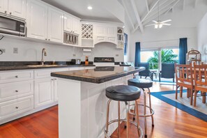 Panoramic Penthouse (Penthouse XT 2) | Memory-foam beds, minibar, in-room safe, individually decorated - Sea Vue Luxury Vacation Condominiums (Roatan)