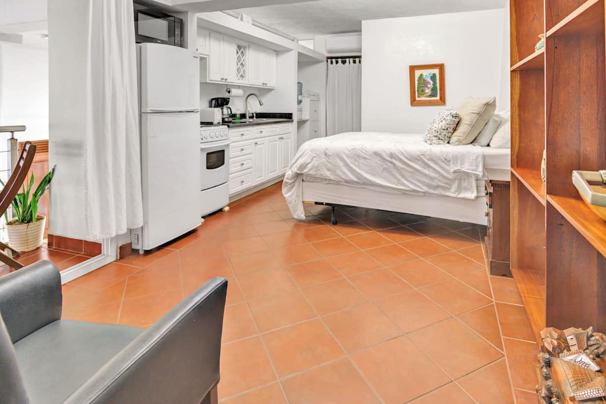 Superior studio, balkon (Typical) | Bedden met traagschuimmatrassen, een minibar, een kluis op de kamer