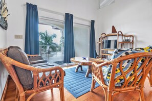 Memory foam beds, minibar, in-room safe, individually decorated - Sea Vue Luxury Vacation Condominiums (Roatan)