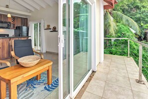 Premier Condo, 1 Bedroom, Ocean View (Crystal) | Memory-foam beds, minibar, in-room safe, individually decorated - Sea Vue Luxury Vacation Condominiums (Roatan)