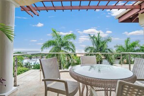 Memory foam beds, minibar, in-room safe, individually decorated - Sea Vue Luxury Vacation Condominiums (Roatan)
