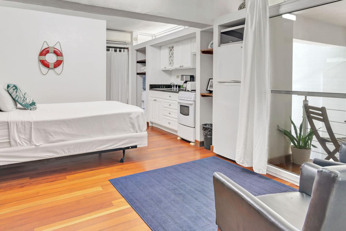 Superior studio, balkon (Nautical) | Bedden met traagschuimmatrassen, een minibar, een kluis op de kamer