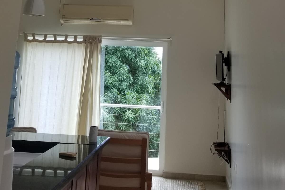 Premier appartement, 1 slaapkamer, uitzicht op zee (Crystal) | Woonruimte | Een 32-inch ledtelevisie met kabelzenders, televisie en een dvd-speler