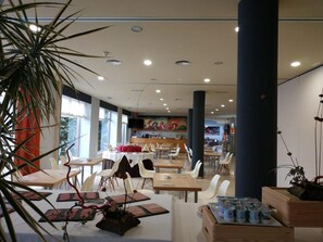 Petit déjeuner continental (13 EUR par personne)