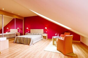 Habitación Doble Abuhardillada | Minibar og wi-fi (inkludert)