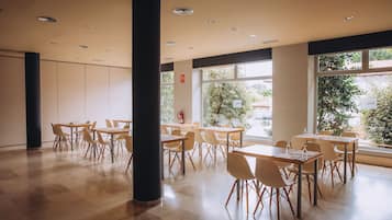 Desayuno continental (EUR 13 por persona)