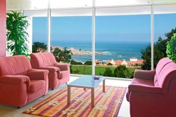 Coin salon dans le hall