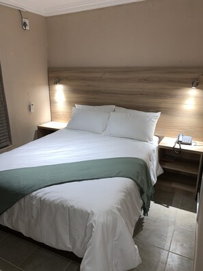 Minibar, wifi gratis y ropa de cama