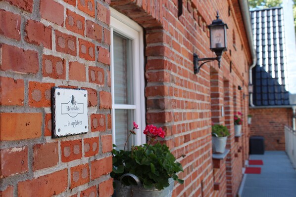 Exterior detail - Heinrich's Pension mit Café-Witschaft (Zerbst/Anhalt)