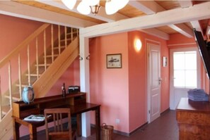 Habitación estándar, 1 habitación, para no fumadores, vista al parque | Área de sala de estar | Televisión de pantalla plana 