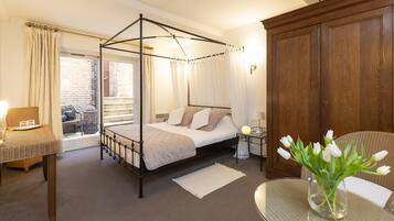 1 bedroom, desk, laptop workspace, soundproofing