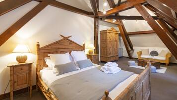 Meja kerja, ruang kerja ramah laptop, kedap suara, dan Wi-Fi gratis