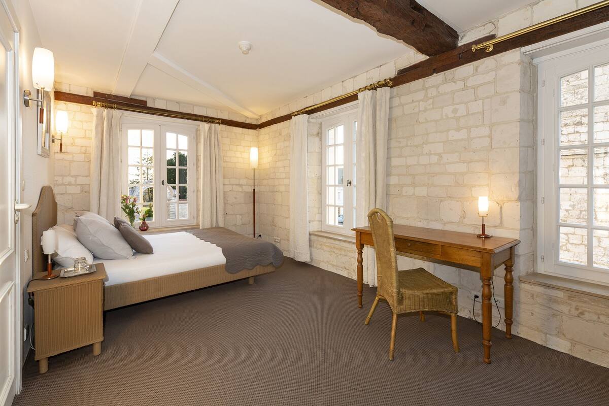 Standard Double Room | 1 bedroom, desk, laptop workspace, soundproofing