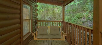 Cozy cabin, perfect for a honeymoon or an adventure-filled family getaway!