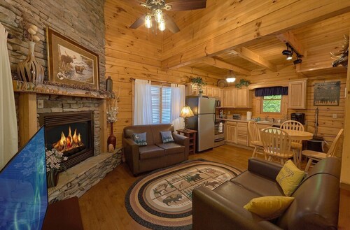 Cozy cabin, perfect for a honeymoon or an adventure-filled family getaway!
