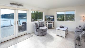 TV connectée, cheminée, livres