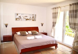 5 bedrooms, desk, iron/ironing board, travel cot