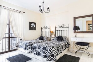 2 bedrooms - Beachfron Puerto Banus, 2 bed apt Playas Del Duque, Free Wifiparking 3 Pools (Marbella)