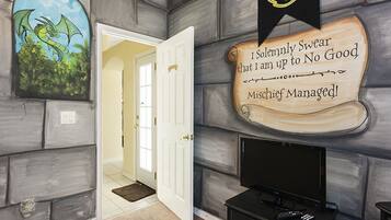 House, Multiple Beds, Private Pool, Pool View | Travel crib