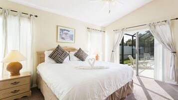 House, Multiple Beds, Private Pool, Pool View | Travel crib