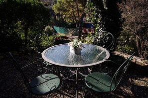 Chambre, 1 chambre, fumeur, piscine privée | Restauration extérieure