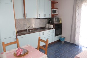 Appartamento, 1 camera da letto, fumatori, balcone | Cucina privata | Frigorifero, microonde, bollitore elettrico