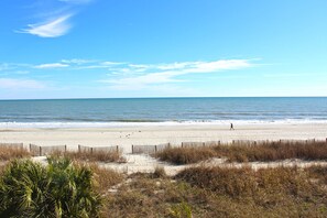 On the beach - Holiday Sands South Resort by Palmetto Vacations (Myrtle Beach)