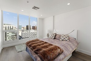 3 habitaciones, tabla de planchar con plancha, wifi y ropa de cama