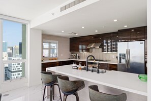 Microonde, forno, piano cottura, lavastoviglie