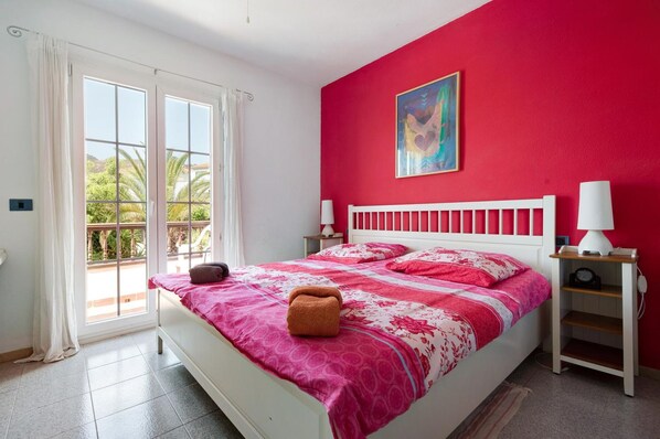 2 bedrooms, iron/ironing board, bed sheets - Well Maintained House in Chayofa With Pool (Arona)