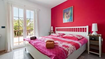 2 bedrooms, iron/ironing board, bed sheets