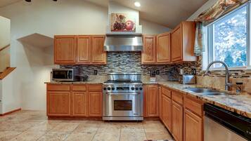 Private kitchen | Fridge, microwave, oven, dishwasher