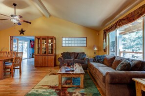 House, 3 Bedrooms | Living room - Larkspur Trail 3 Bedroom Home by RedAwning (Bend)