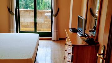 3 bedrooms, iron/ironing board, bed sheets