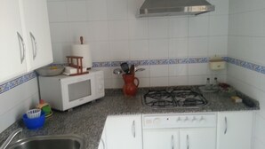 Coffee/tea maker, fridge, microwave, electric kettle - Apartamento Tranquilo, Cerca De La Playa (Sanlucar de Barrameda)