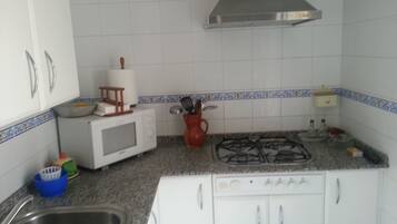 Frigorífico, microondas, cafetera o tetera y hervidor eléctrico