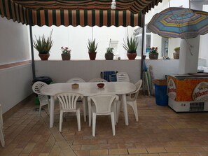 Outdoor dining - Apartamento Tranquilo, Cerca De La Playa (Sanlucar de Barrameda)