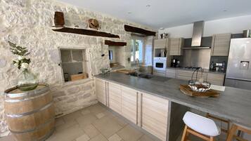 冷蔵庫、電子レンジ、オーブン、コンロ