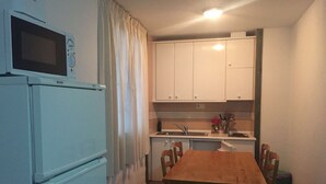 Private kitchen - In the Center Next to the Slopes Parking Space and Wifi (Monachil)